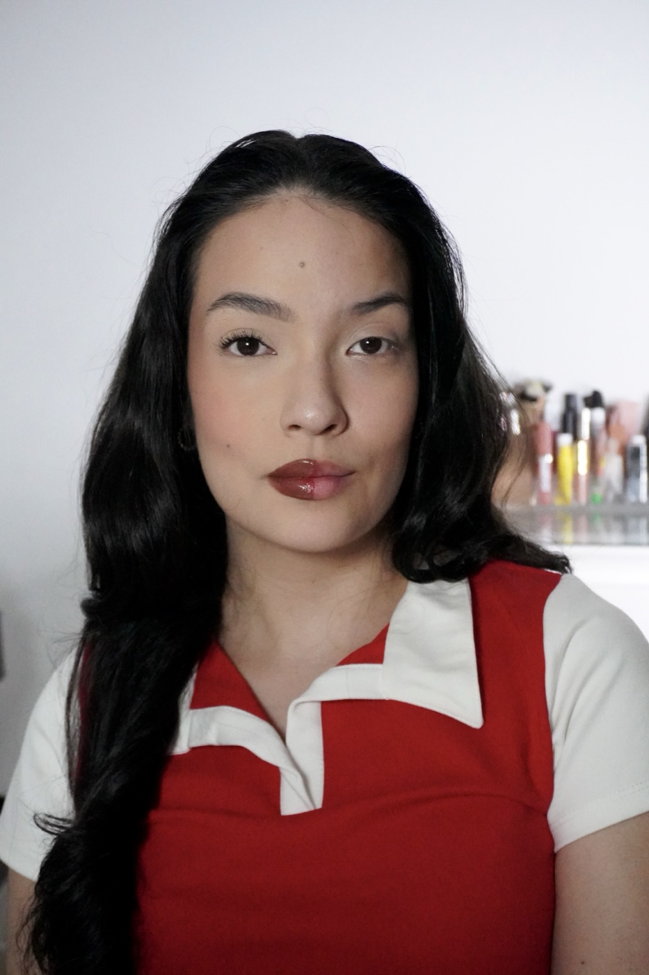 Clienta con labial rojo intenso y piel natural