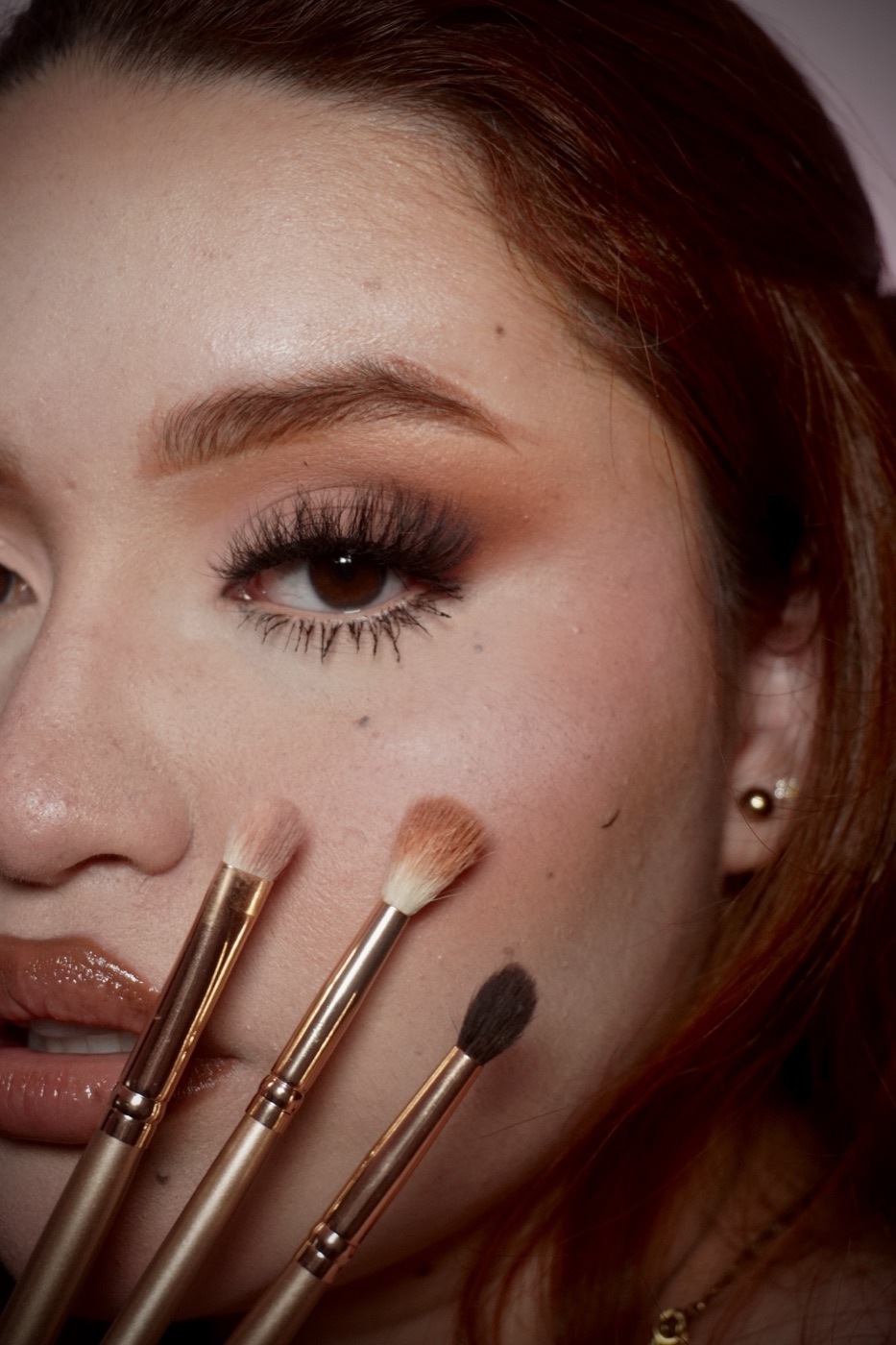 Sombras ahumadas con brochas en primer plano